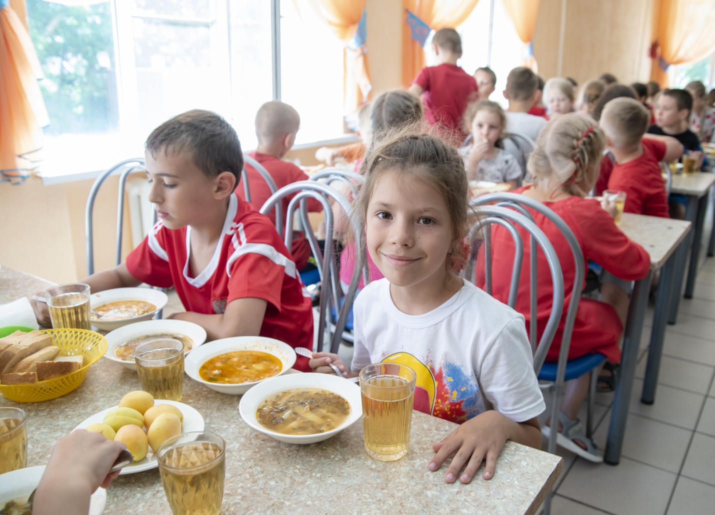 Президент России Владимир Путин подписал закон о предоставлении бесплатного горячего питания учащимся начальной школы